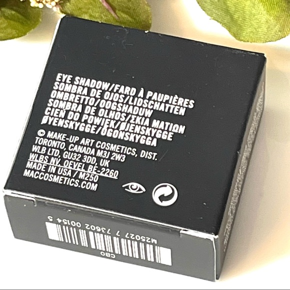 MAC Eye Shadow OMEGA Soft Matte - Picture 13 of 14